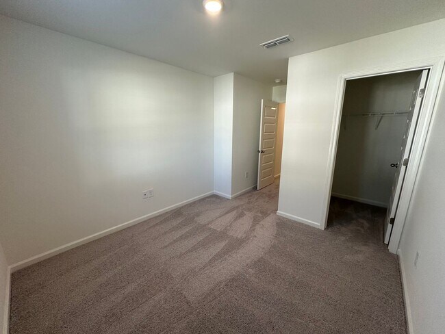 Building Photo - 166 Parker Ln