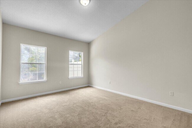 Building Photo - Better Than New 3 Bed/2 Bath Townhome in S...