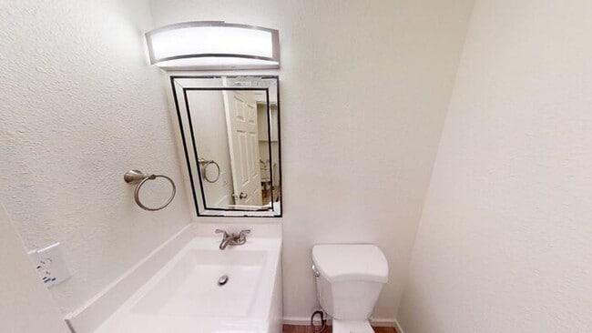 Building Photo - Amazing 2 Bedroom Single-level Duplex w/ A...