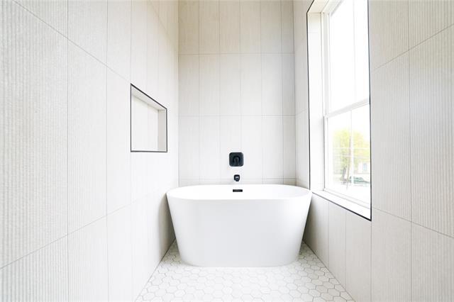 Building Photo - 306 E 7th St