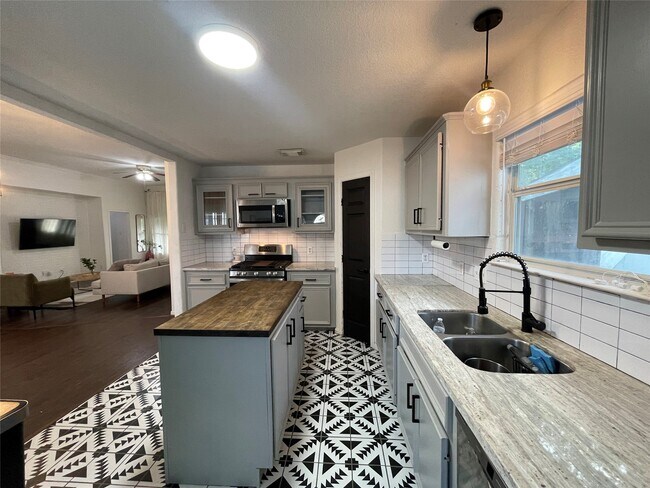 Building Photo - 6526 Paris St