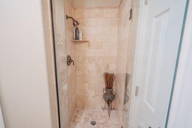 Building Photo - Expansive 5-Bedroom Home with Spa & Solar ...