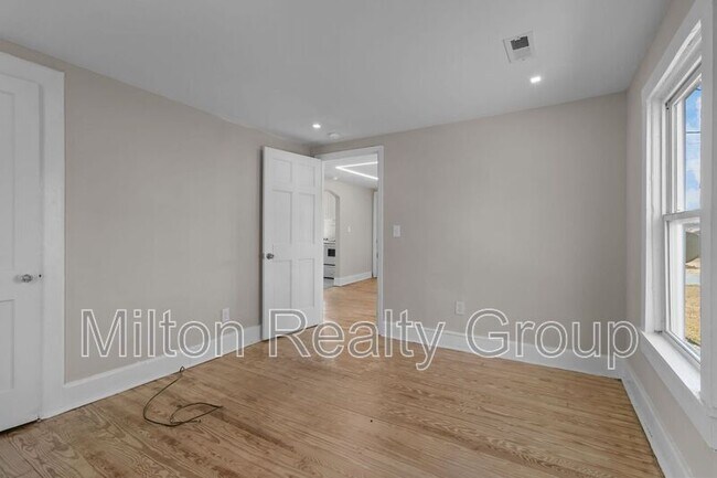 Building Photo - 610 Wondertown Dr