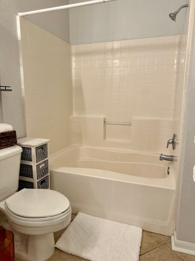Building Photo - FULLY FURNISHED with King Bed-Pool View 1b...