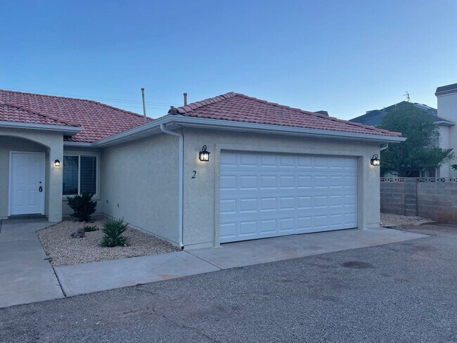 Building Photo - 3 Bedroom Duplex!!