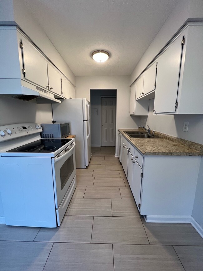 Building Photo - 941 11th Ave S