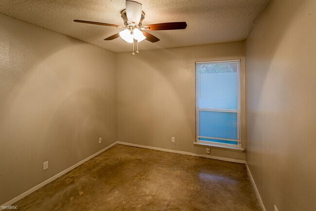 Building Photo - 2 br, 1 bath 4plex - 1220 Southport Dr A A