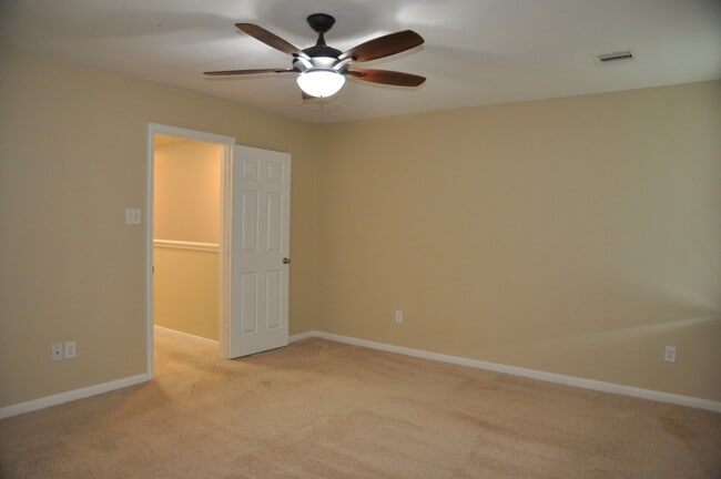 Building Photo - 16025 Summerville Lake Dr