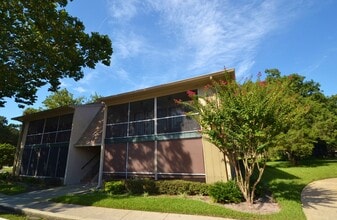 Building Photo - Lovely Winter Springs Condo ~ Vinyl Plank Flooring and Large Screened Patio!