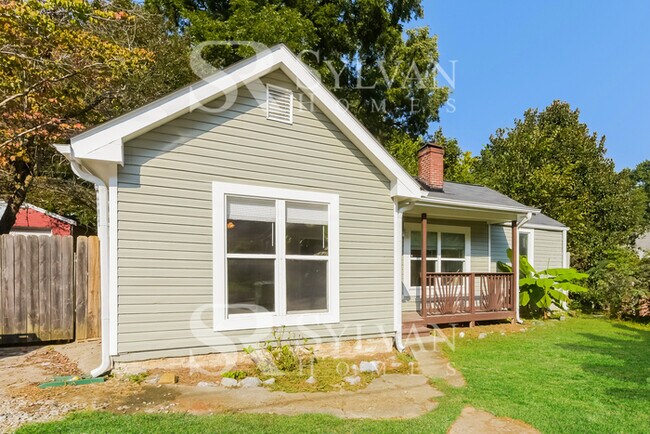 Building Photo - Prepare to fall in love with this 3 bedroom, 2 bathroom home