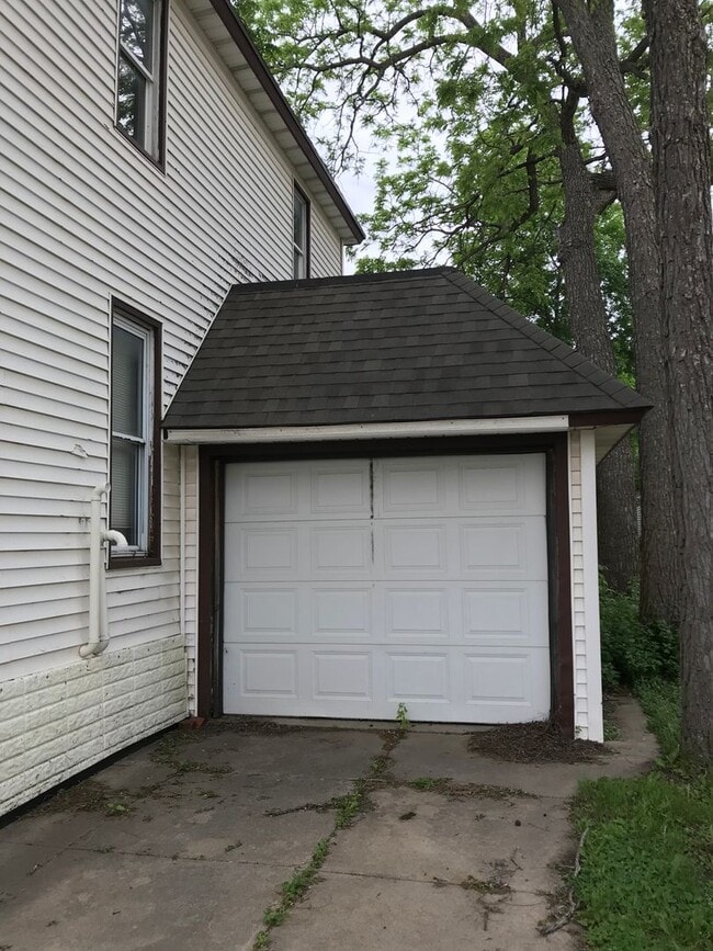 Building Photo - 4 Bedrooms/2 Bath Home with attached Garage