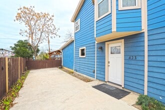 Building Photo - 425 Parland Pl