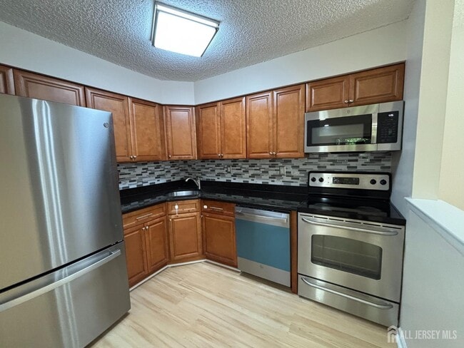 Building Photo - 215 Aspen Dr