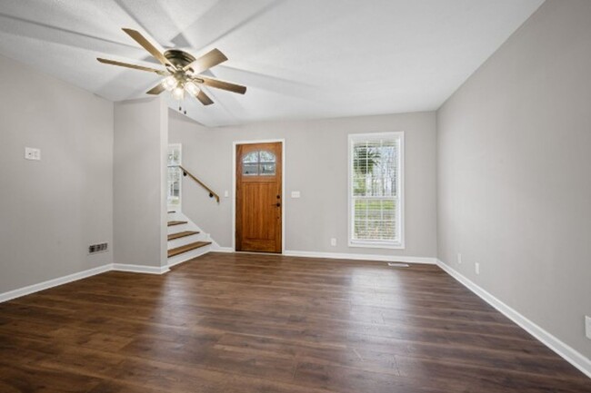 Building Photo - Country Living on 5 Acres
