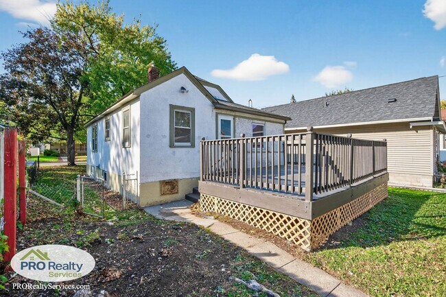 Building Photo - Recently Remodeled 2 Bedroom Home