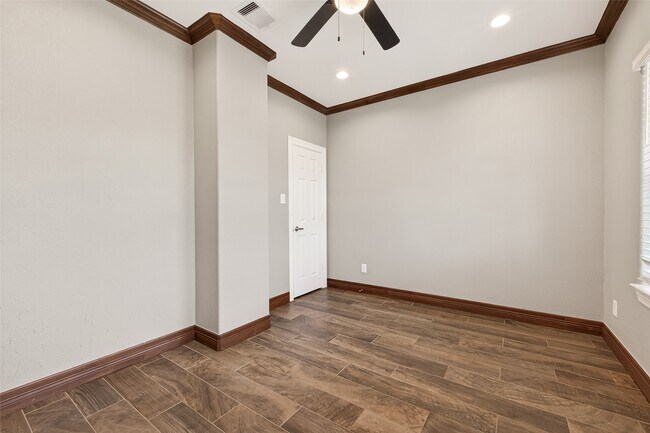 Building Photo - 2410 Engeling Rd