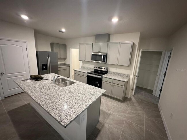 Building Photo - 687 Park Pl Blvd