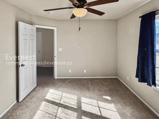 Building Photo - 3 Bed/2 Bath Home with Fenced Yard & Garage / Pet-Friendly / Available Soon!