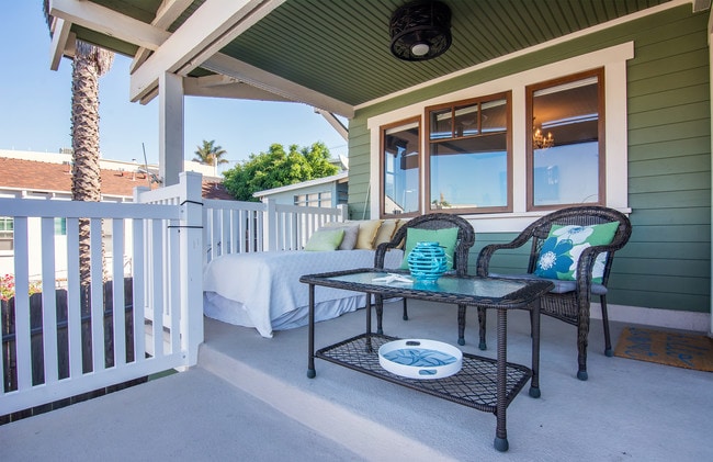 Large sun porch - 312 Manhattan Ave