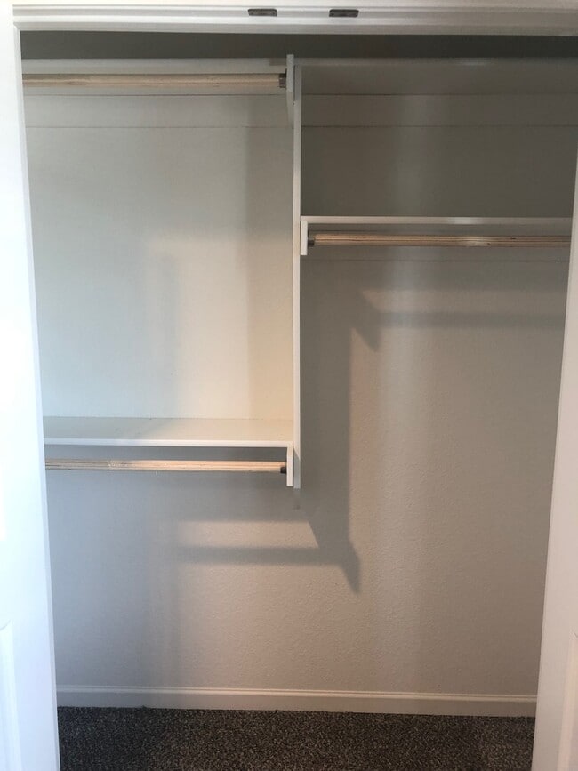 Building Photo - 4 Bed 2 Car Attached Villa in Blue Springs