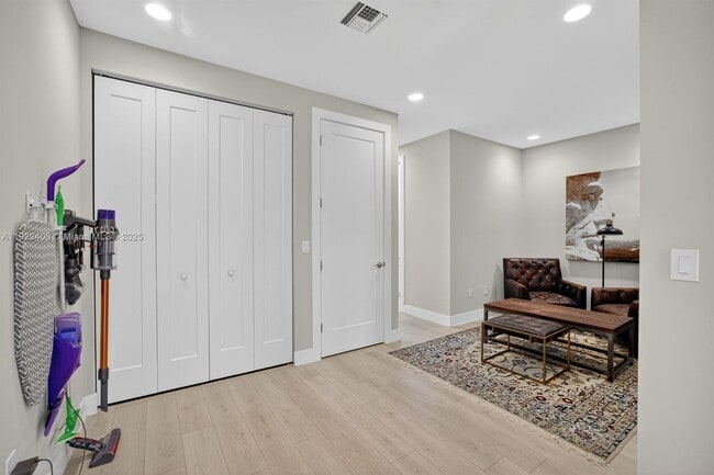 Building Photo - 1402 SW 4th Ave