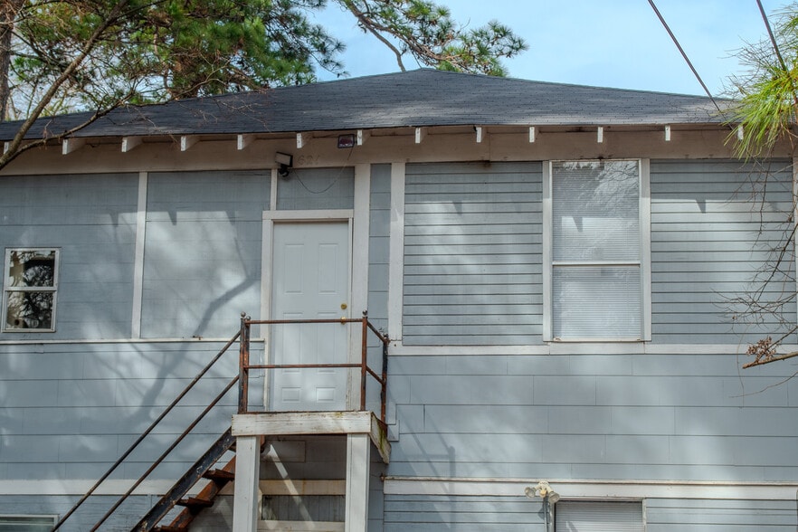 Building Photo - 621 Merrick St