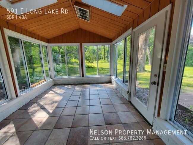 Building Photo - 591 E Long Lake Rd