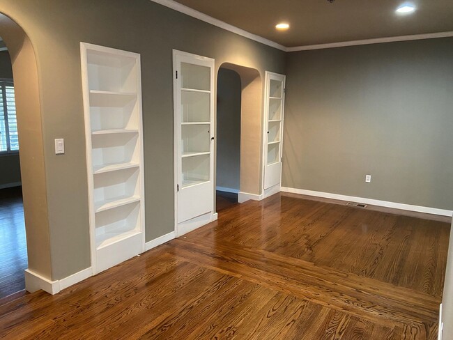 Building Photo - 4 Bedroom 3 Bathroom Land Park Home