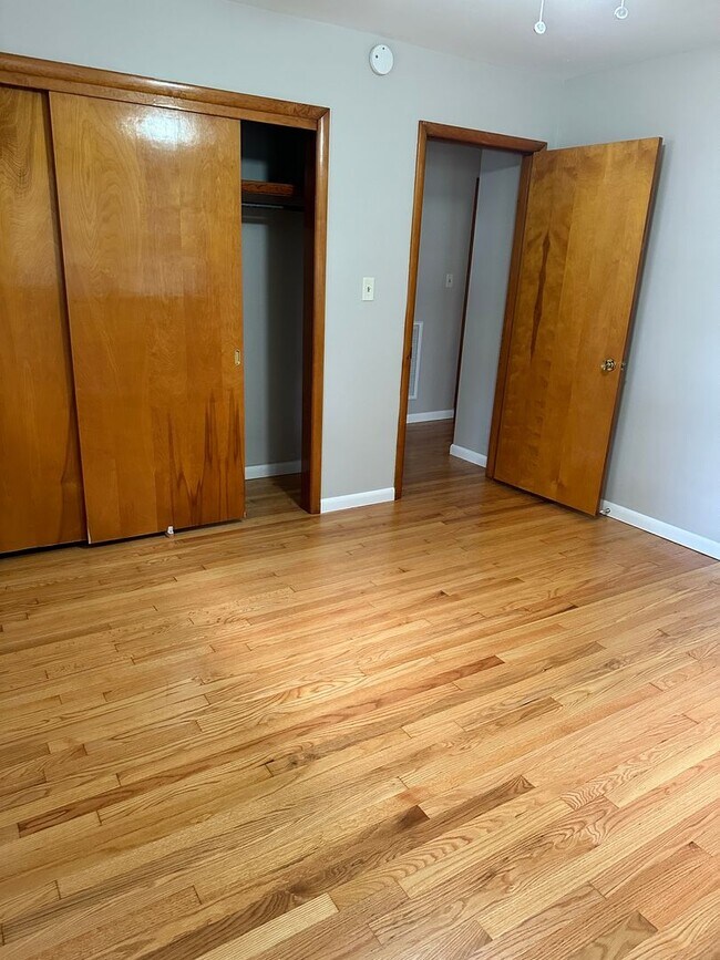 Building Photo - 708 Cave Mill Rd