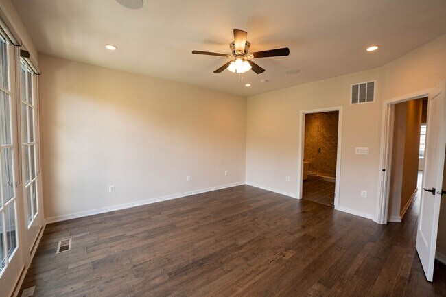 Building Photo - Luxury Reston Rental