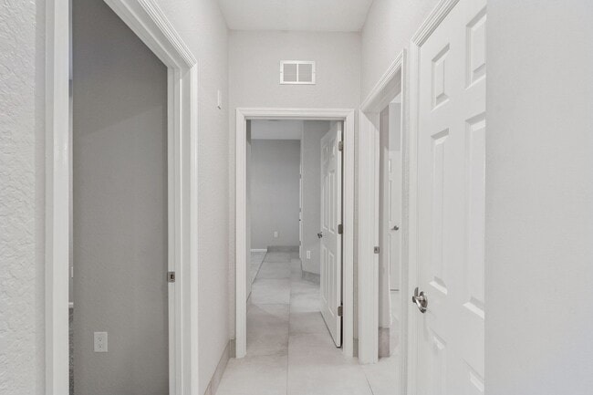 Building Photo - Upscale & renovated 3Bedrooms / 2Baths condo-unit in MetroWest community!