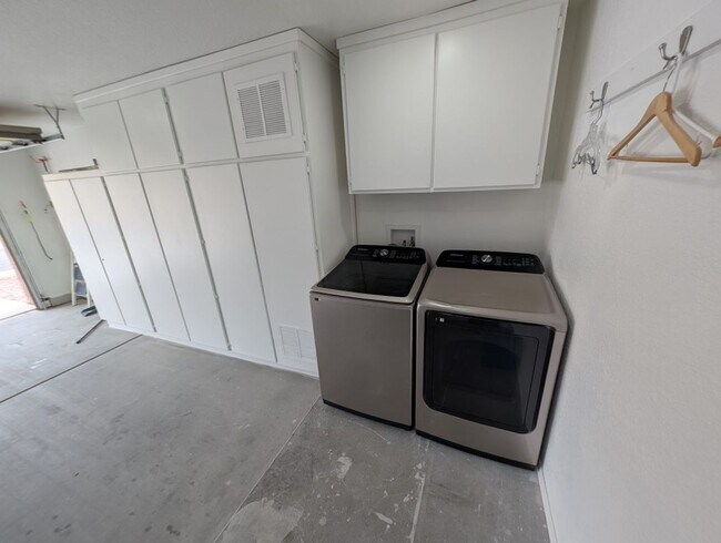 Building Photo - 9729 Buckhorn Dr