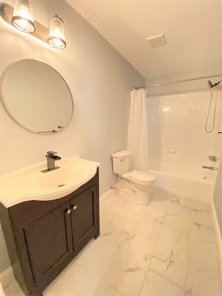 Building Photo - 1404 Sara Cir