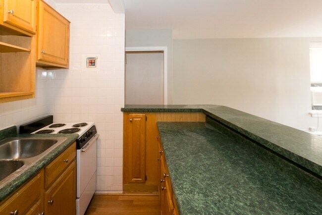 Building Photo - 448 W Wellington Ave