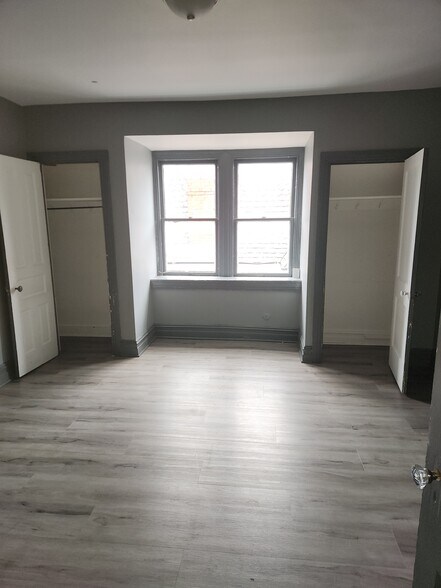 Building Photo - 520 W King St