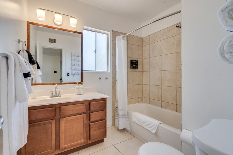 Middle Bathroom - 9870 E Celeste Dr