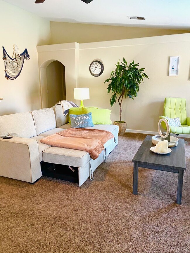 Building Photo - Best Deal in SW Bakersfield. Fully furnished home with a Pool