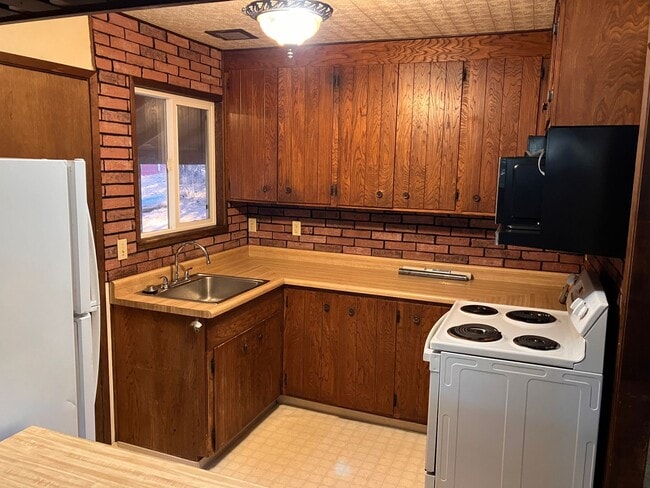 Building Photo - 2 Level cabin in a quiet wooded neighborhood