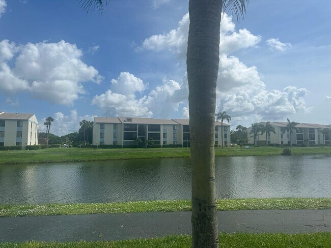 Building Photo - 1102 Green Pine Blvd