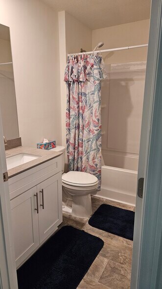 Upstairs Bathroom - 1106 Saylors Pl