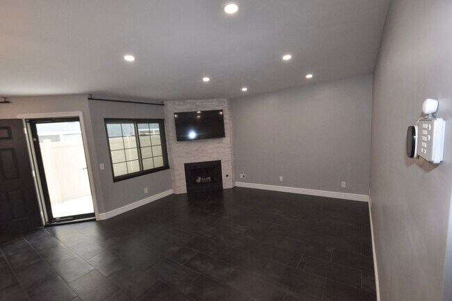 Building Photo - 215 Elm Ave