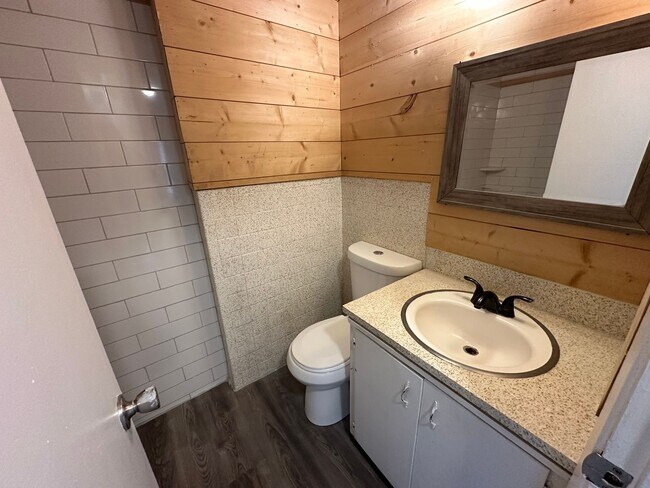 Building Photo - 1921 N Carlyle Ave