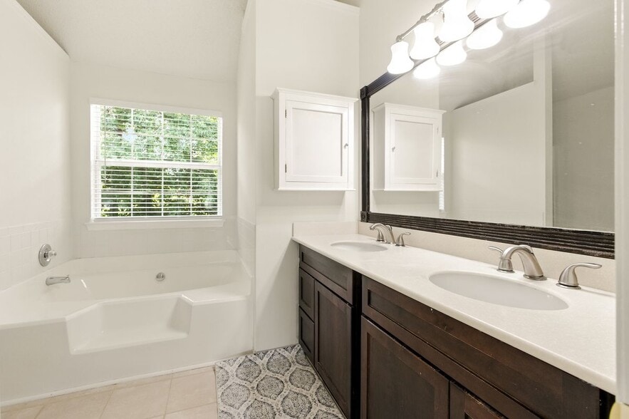 Building Photo - 5745 Crystal Springs Way