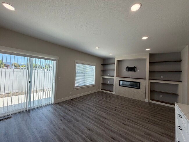 Building Photo - Brand New Hayden Townhome