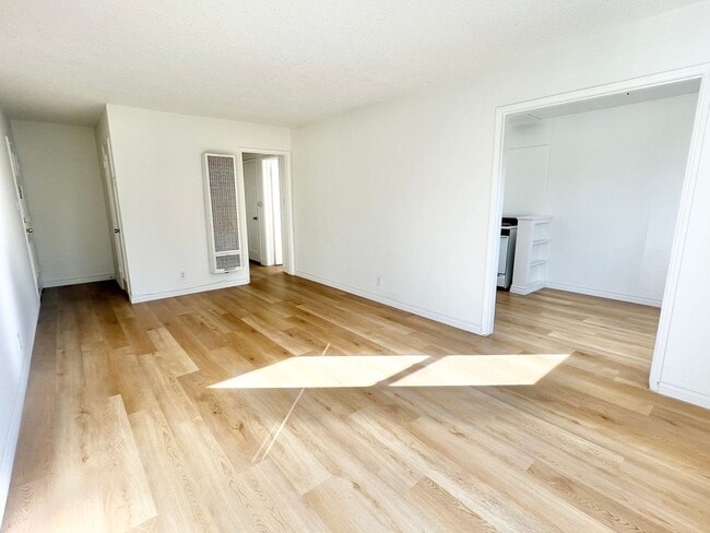 Building Photo - Bright Upstairs End-Unit 1 Bed / 1 Bath with Garage Options in Quiet Bixby Knolls Community