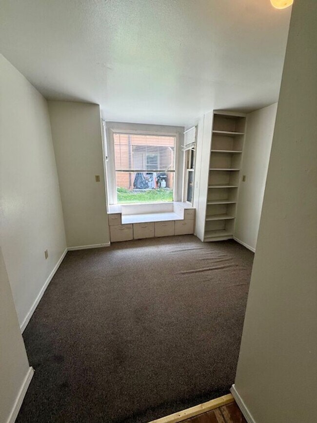 Building Photo - 3 Bedroom, 1 Bath Apartment for Rent - Clo...