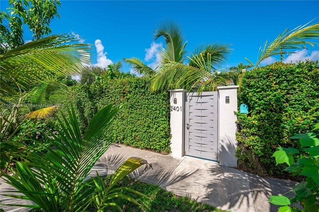 Building Photo - 2401 SW 26th St