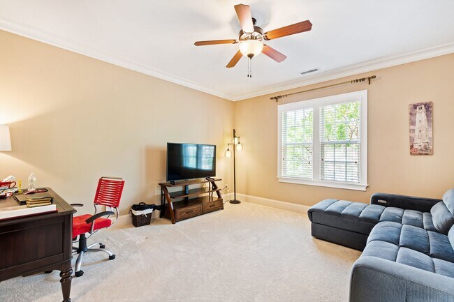 Building Photo - Elegant 5 bedroom home in Bedford!
