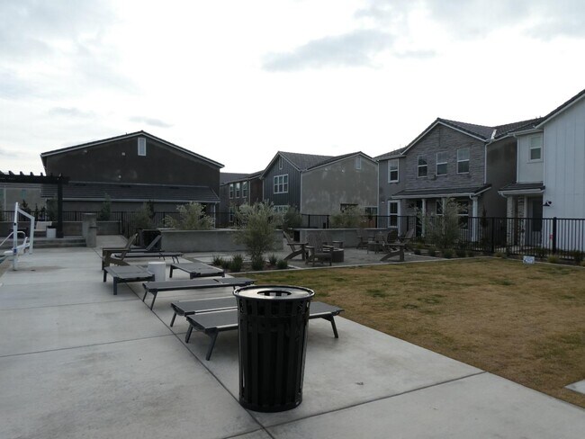 Building Photo - 2725 E Teaberry Dr