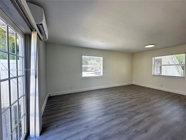 Building Photo - 1413 N Dixie Hwy